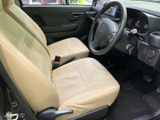 明るい色合いのシートが広がり、運転席と助手席の空間に落ち着いた印象を与えます。ドアを開けた際に足元まで見渡しやすく、乗り降りの場面でもゆとりを感じられます。