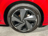 純正アルミホイールで、愛車をもっとカッコよく自動車メーカーが直接扱う純正アルミホイール。車種にマッチしたデザインで、愛車の個性を際立たせます。安全性や耐久性にも優れ、安心して使用できます。