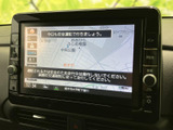 画面に地図と現在地周辺の道路が表示され、目的地までのルート確認に役立ちます。地図や案内情報を見ながら、日々の移動先を探しやすい装備です。