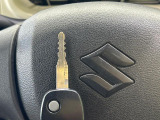 【キーレス】少し離れた場所からでもボタン一つでドアの開錠・施錠ができるのでとっても便利!ドアの鍵穴周りに傷をつけることもありません♪