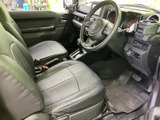 前席は座面と背もたれにゆとりを感じる形状で、運転席からメーターや前方を見渡しやすいレイアウト。黒を基調とした室内で、落ち着いて過ごせます。