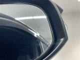 ブラインドスポットモニター(BSM)を装備しています。隣を走る車両が死角に入るとミラー内LEDインジケーターが点灯。さらに、ウィンカーを出すとインジケーターが光って点滅して注意を促してくれます。