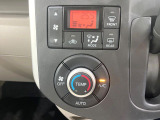 【オートエアコン】一度お好みの温度に設定すれば、車内の温度を検知し風量や温度を自動で調整。暑い&hellip;寒い&hellip;と何度もスイッチ操作をする必要はありません。快適な車内空間には必須の機能ですね♪