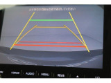 シフトレバーをリバースにすると連動してバックカメラ映像に切り替わります。