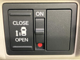 スライドドアの開閉に関する表示やスイッチが並び、乗降時の操作を確認しやすい配置です。操作位置がまとまっているため、同乗者の乗り降りや荷物の出し入れが多い場面にも便利です。