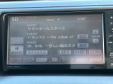 楽曲情報や再生状況が画面に表示され、音楽を聴く際にも選曲内容を確認しやすい仕様です。複数の音源切替項目が並び、普段の使い方に合わせて選びやすくなっています。