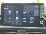 FM・AMやBluetooth、スマートフォン連携などのメニューが並び、使いたい音源を選びやすい画面です。項目ごとに表示が分かれており、日々の利用時にも確認しやすい構成です。