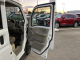 ドアを開けると、落ち着いた色合いの内張りと運転席まわりが見渡せます。窓から外の様子を確認しやすく、乗り降りの際も室内の広さや座席へのアクセスを把握しやすい空間です。