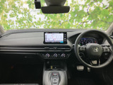 運転席から前方を見渡しやすく、メーターや画面も視線の届く位置に配置されています。座席まわりは落ち着いた色合いでまとめられ、毎日の運転に向き合いやすい空間です。