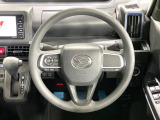インテリアに合わせたデザインのステアリングは、運転される方のことも考え、運転しやすい形状、大きさです。是非一度、実際に触ってお確かめください。