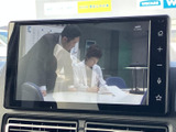 中央の大画面は映像や各種情報を見やすく表示し、車内での確認をサポート。画面まわりのボタンも手が届きやすく、日常の操作に便利です。