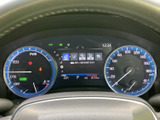 左右のメーターと中央の情報表示がまとまり、速度や車両情報をひと目で確認しやすい配置です。表示が大きく視認しやすいため、運転中も必要な情報を把握しやすくなっています。