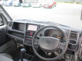 視点の移動を抑えて操作性をアップした運転席周りで視界も良好です