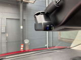 ドライブレコーダーは、車の運転中に前方の映像を記録する装置です。万が一の事故の際に、状況を記録して証拠として利用することができます。