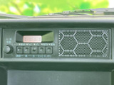 ラジオや時計などの表示と操作ボタンがまとまっており、運転中にも位置を把握しやすい配置です。ボタン表記は日本語で、手元で確認しながら扱える、シンプルで分かりやすい操作まわりです。