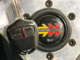 【キーレス】少し離れた場所からでもボタン一つでドアの開錠・施錠ができるのでとっても便利!ドアの鍵穴周りに傷をつけることもありません♪