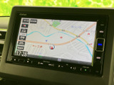 現在地周辺の道路や施設を画面で確認でき、目的地までのルート設定にも活用できます。地図を見ながら行き先を確認したいお出かけの際に便利なナビゲーション画面です。