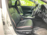 運転席まわりを見渡しやすく、前席はゆったりと腰掛けられる形状です。黒を基調に赤いステッチがアクセントとなり、落ち着いた空間で日々の移動をお過ごしいただけます。
