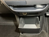 お気に入りのCDなどが収納できる格納式ボックス★