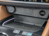 ワイヤレス充電が搭載されているのでお手持ちの携帯電話を置くだけで充電が可能です。