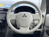 明るい色合いのステアリングが、運転席まわりにすっきりとなじんでいます。握る部分は円形で手になじみやすい形状。前方を見ながら運転姿勢を整えやすく、毎日の運転を支えます。