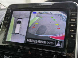【パノラミックビューモニター】クルマを真上から見ているような映像を表示。 運転席から確認しにくい車両周囲の状況を把握できます。