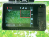 録画中の表示や映像を確認できるモニターが備わっています。記録状況を画面で把握しやすく、日常の運転時に周囲の状況を記録する装備として活用できます。