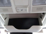 サングラスホルダーを備えたオーバーヘッドコンソールを装備。運転中に使う小物をスマートに収納でき、車内の整理整頓にも役立ちます。