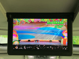 後席用のモニターを備え、停車中に映像を楽しめる装備です。画面が見やすい位置に設置されており、乗車中の時間を過ごす際にも便利。ご家族でのお出かけにも活用いただけます。