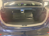 ゆったりとしたトランクルームでございます。たくさんのお荷物の車載が可能でございます。