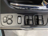パワーウィンドウのスイッチですよ。 運転席に居ながら窓を開け閉めのコントロールできますよ。 ロック機能で、子供がイタズラして窓を開けるという事も無くなりますよ。