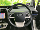 手元にスイッチを備え、運転姿勢を大きく変えずに各種操作へアクセスしやすい構成です。メーターやナビ画面を見ながら扱いやすく、日々の移動で便利さを感じていただける装備です。