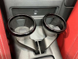 運転席・助手席のドリンクホルダーです。