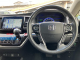 手元には複数のスイッチが配置され、運転姿勢を大きく変えずに各種操作を行いやすい構成です。メーターやナビも視界に収まり、運転に必要な情報を確認しながら使えるのが便利です。
