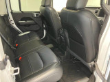 【リアシート】屋根までの高さがある車のため、大人の方でも圧迫感が少なく乗車出来ます。足元は広く取られているため、ゆったりとお乗り頂けます。