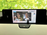 テレビ番組を画面で視聴できる装備です。停車中の休憩時間にニュースや番組を楽しめるため、待ち時間も有効に過ごせます。画面の表示が見やすく、日常の幅広い場面で便利です。
