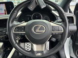 手元に各種スイッチが集約され、運転姿勢を大きく変えずに必要な操作へアクセスできます。表示や配置も目で追いやすく、運転中の視線移動を抑えたい方にも便利です。