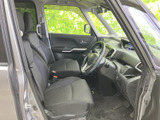 運転席と助手席は見晴らしがよく、前方や左右の様子を確認しやすい室内です。落ち着いた色合いのシートで、乗り降りの際も自然に座れ、毎日の移動を快適に過ごせます。