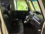 運転席まわりは前方と側方の窓が広く、周囲を見渡しやすい開放的な空間です。シートやアームレストも備わり、運転席で過ごす時間に配慮された落ち着いた室内です。