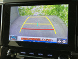 画面には後方の映像と進路の目安が表示され、停車時の周囲確認に役立ちます。目安を見ながら位置を確認できるため、駐車時の操作をサポートします。