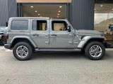 【ホイールアーチ】台形ホイールアーチはJeep伝統のデザインです。採用している理由は諸説ありますが、オフロードを走行する際にタイヤとボディが干渉しあわないよう配慮した作りにするためとなります。