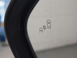 隣車線を走る車両をレーダーで検知し、ドアミラーでは確認しにくい後側方エリアに存在する車両に加え、急接近してくる車両も検知します。車両を検知するとドアミラーに搭載されたLEDインジケーターが点灯します。