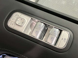 運転席ドアトリムには窓の一括コントローラーと電動ドアミラーのコントローラーが装備。