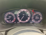 速度やエンジン回転数などの情報がまとまって表示され、運転中も必要な情報を確認しやすい配置です。表示が見分けやすく、走行状況の把握に役立ちます。