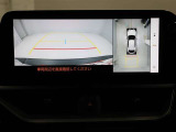 パノラミックビューモニターを装備。駐車場や交差点でクルマを真上から見るように周囲を確認できます。機能の詳細は販売店スタッフまでおたずねください。