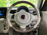 手元には複数のスイッチが配置され、運転姿勢を保ちながら各種操作を行いやすい仕様です。握りやすい形状で、日常の運転をサポートします。