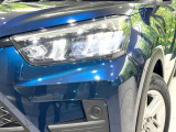 【LEDヘッドライト】悪天候や夜間走行時も良好な視界を確保し安心して運転できる高輝度LEDヘッドライトを装備!点灯速度が早く、消費電力も抑えられています。