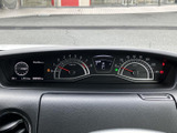 速度やエンジン回転数などの情報がまとまって表示され、運転中に必要な内容を確認しやすい配置です。中央の表示や警告灯も視界に入りやすく、日常の運転を支えます。