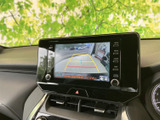 後方の様子を画面で確認でき、駐車時の周囲確認をサポートします。ガイド表示も備わり、車庫入れや狭い場所での切り返しなど、日常の駐車を心強く支える装備です。