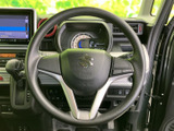 握りやすい形状のステアリングに各種スイッチを備え、運転姿勢を保ちながら手元で操作できます。メーターや周辺の表示も視界に収まり、運転中の確認や操作がしやすいレイアウトです。